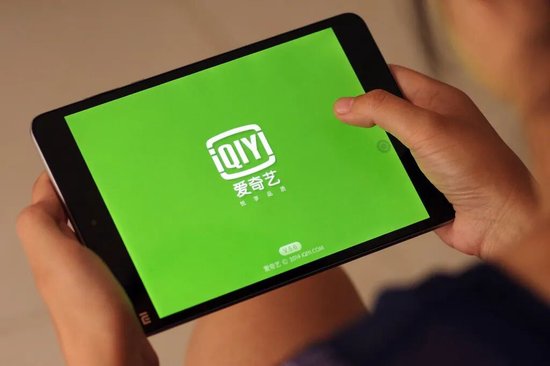爱奇艺2025年财报显示,营收连续回落净利润转亏;会员广告双承压,长视频平台破局之路漫长。 娱乐新闻