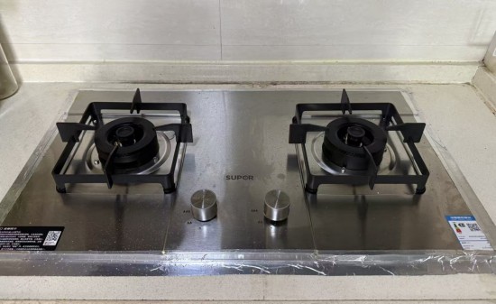  旧燃气灶卖出高价，瓷砖修成碎片；啄木鸟一年后，问题仍未根除。 家电市场