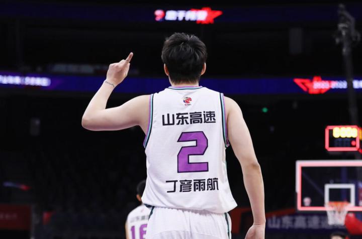  经十路四字外援告别赛场，山东俱乐部深情致谢：最好的年华留在这里。 体育新闻