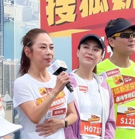  维多利亚港的众生图谱：光影背后的真实叙事与虚妄构建 情感心理