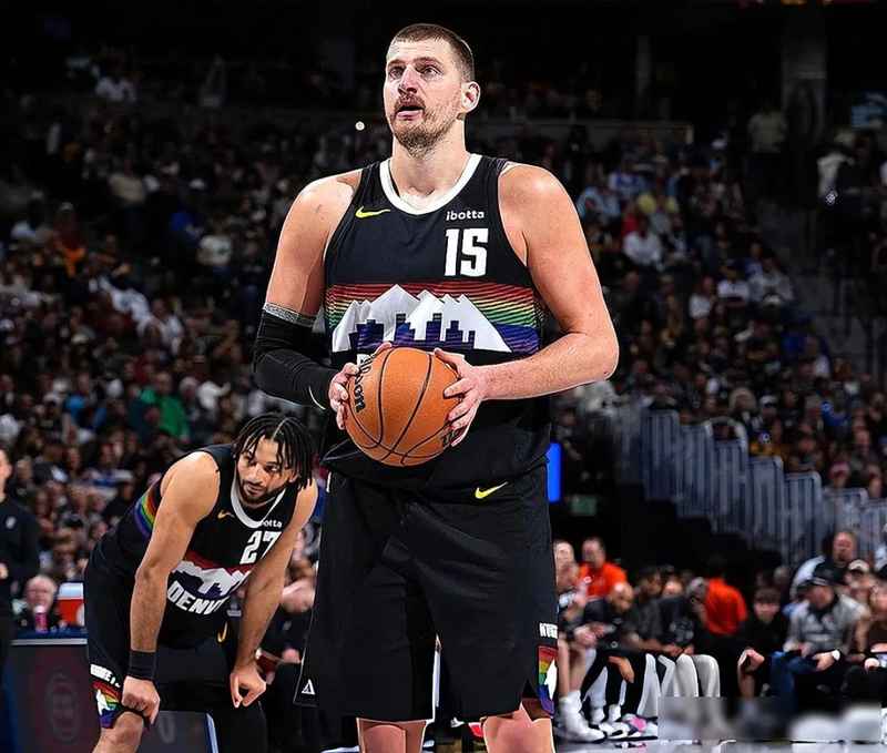 40分13助攻0失误！约基奇加时赛技术拆解：中锋时代的技术天花板回来了 体育新闻