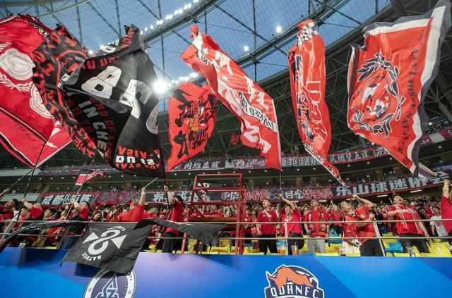  【战术解码】费利佩复出即戴帽：成都蓉城5:1大胜背后的攻防密码 体育新闻