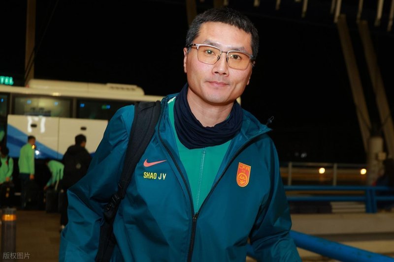  【战术复盘】邵佳一首秀：放弃控球权背后的战术逻辑与数据验证 体育新闻